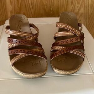 Women’s Skechers “Beverly” Wedge Slip on sandals. Tan & Gold..No Sz appears 9.